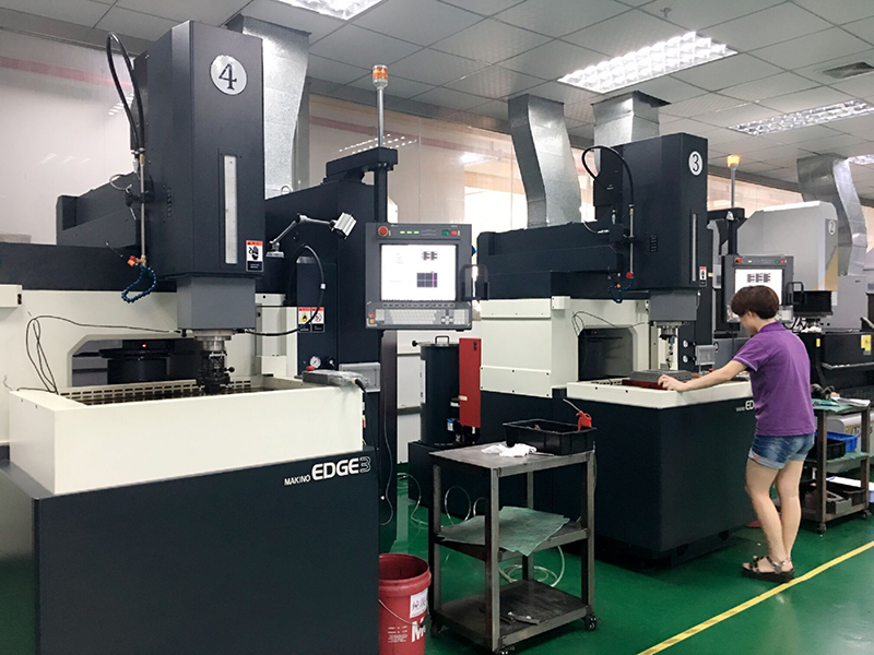 昱卓塑膠模具火花機車間 昱卓塑膠模具火花機車間